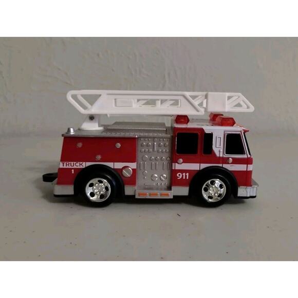 Goodbye Gear Maxx Action Fire Rescue Vehicle - With Lights and Sound - Picture 3 of 5